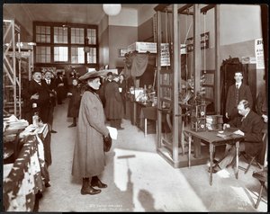 1906-07年にニューヨークのAmerican Institute of Social Serviceで行われた安全装置の展示（シルバーゼラチンプリント）
